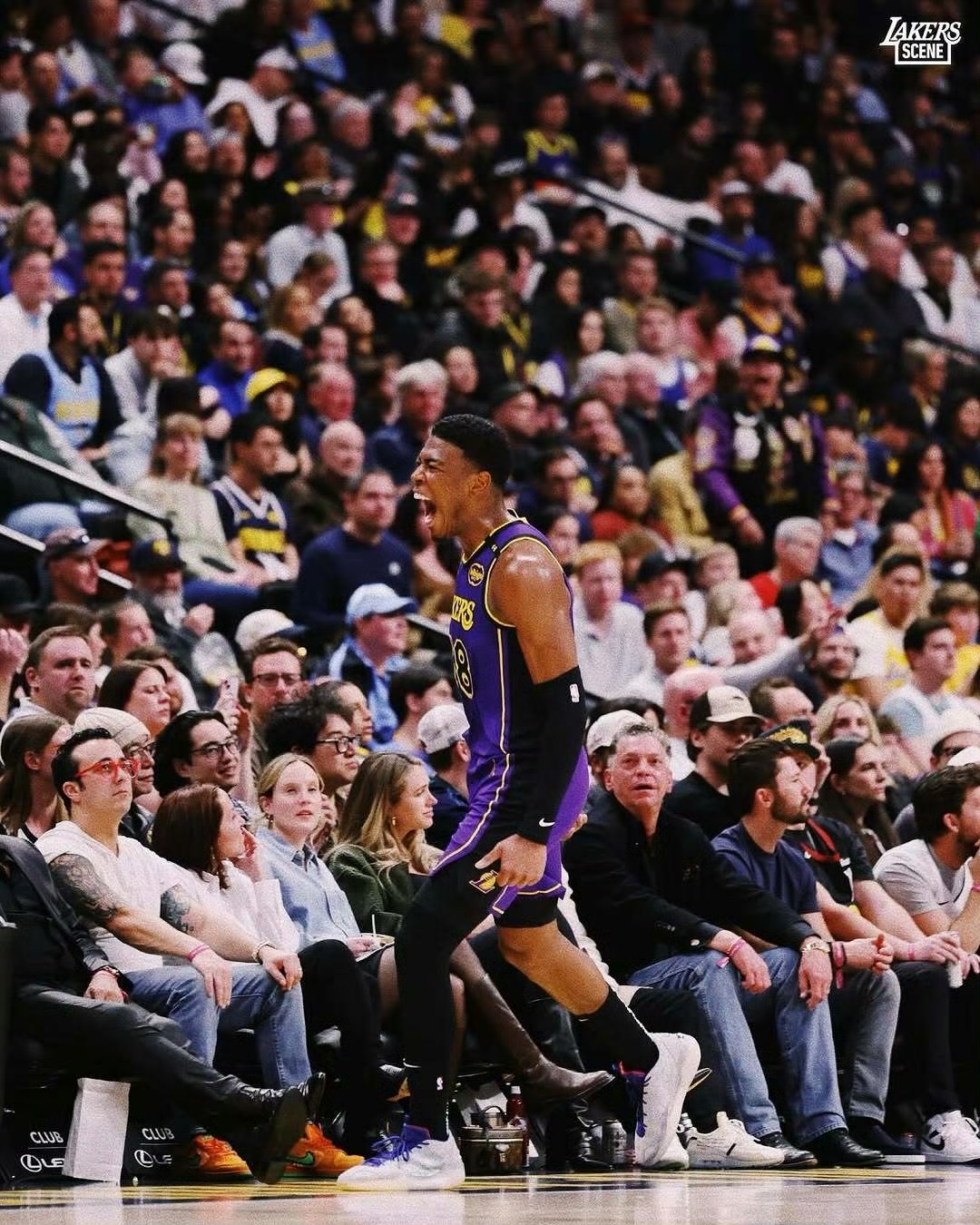 ayx sports注册 阿扎伦卡回归赛场，逆转首场状态亮眼，湖人观众沸腾！