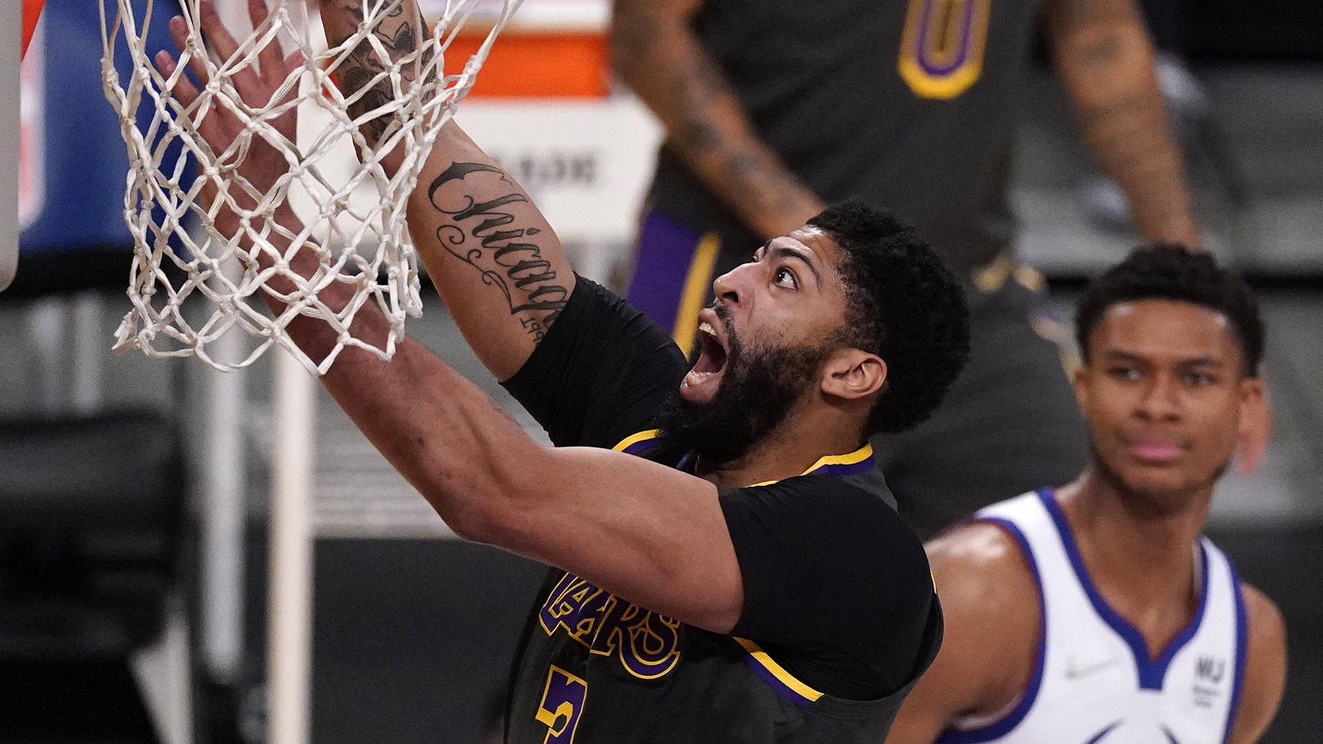 ayx sports注册 阿扎伦卡回归赛场,逆转首场状态亮眼,湖人观众沸腾!